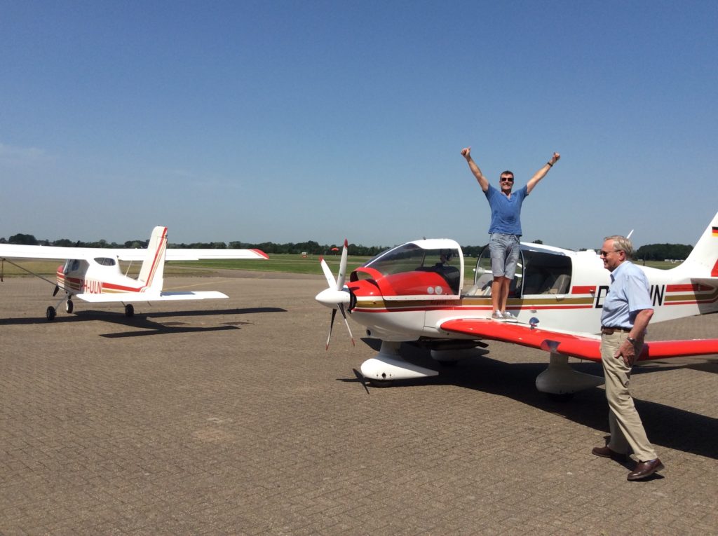 Dennis Panhuijsen in een euforische stemming na zijn eerste solovlucht bij Flight School Teuge.
